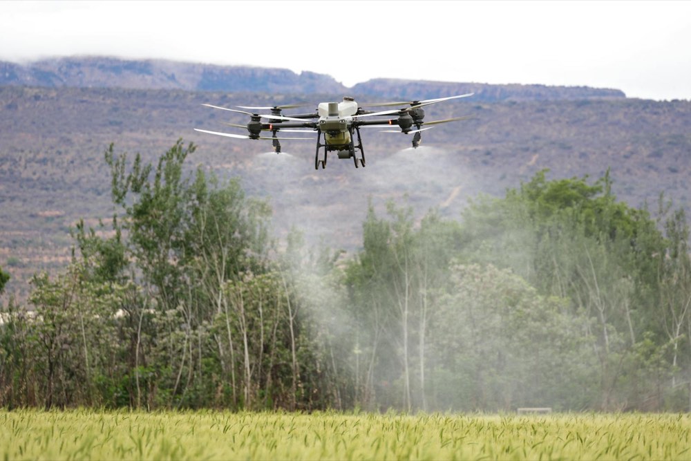Drone agrícola operando sobre plantação